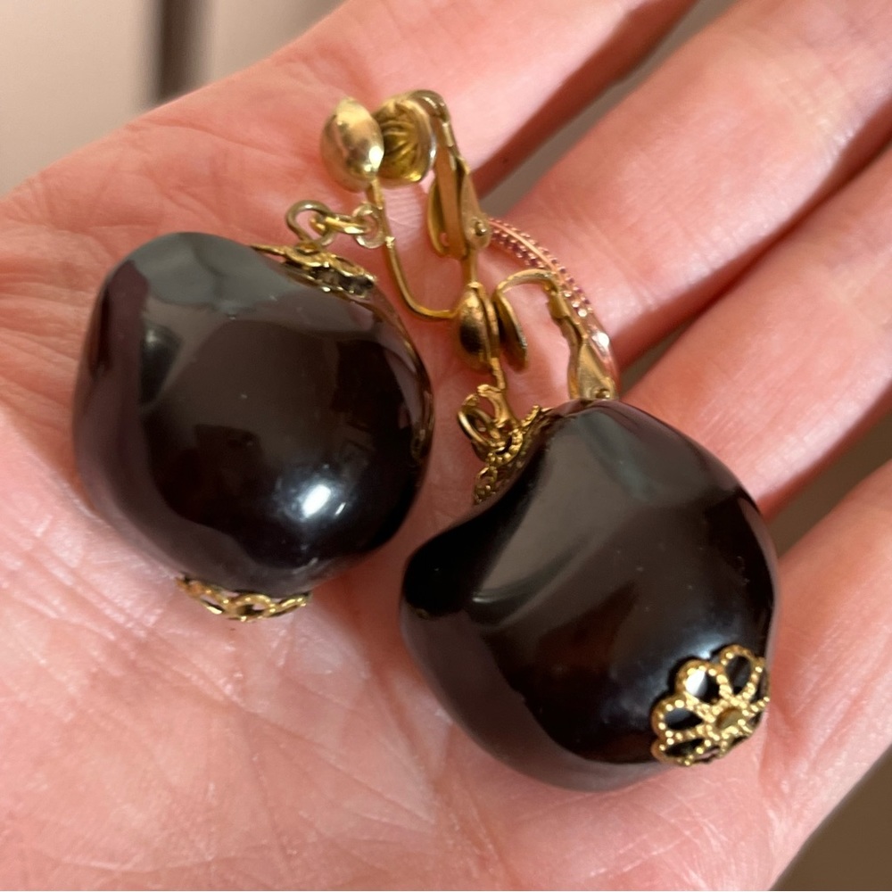 Vintage 1960 70 Mod Hawaiian Black Kukui nut Maximalist Retro Clip Earrings